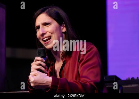 Roma, Italie. 02 juin 2024. Elly Schlein sul palco dibattiti della Comunità LGBTQ alla Pride Croisette - Roma, Italia - Domenica, 2 Giugno 2024 (foto Cecilia Fabiano/LaPresse) Elly Schlein à la Pride Croisette le village pour le parti et les débats de la communauté politique LGBTQ - politique - Rome, Italie - dimanche, 2 juin 2024 (photo Cecilia Fabiano/LaPresse) crédit : LaPresse/Alamy Live News Banque D'Images