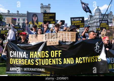 Londres, Royaume-Uni, 2 juin 2024. Les activistes célèbrent le 35e anniversaire de la répression des étudiants de la place Tiananmen en 1989 sur la place du Parlement. L'événement commémoratif a été organisé par Amnesty International et d'autres organisations anglo-sino-britanniques. Crédit : onzième heure photographie/Alamy Live News Banque D'Images