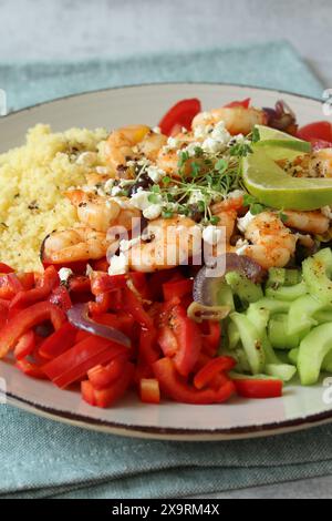 Bol couscous coloré avec crevettes et légumes frais Banque D'Images