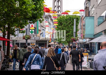 Die Innenstadt von Gelsenkirchen, Bahnhofstraße, Einkaufsstraße, Fußgängerzone, Geschäfte, Turm der Evangelischen Altstadtkirche, NRW, Deutschland, ville Gelsenkirchen *** le centre-ville de Gelsenkirchen, Bahnhofstraße, zone piétonne, rue commerçante, magasins, tour de l'église protestante de la vieille ville, NRW, Allemagne, ville Gelsenkirchen Banque D'Images