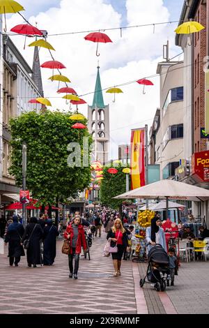 Die Innenstadt von Gelsenkirchen, Bahnhofstraße, Einkaufsstraße, Fußgängerzone, Geschäfte, Turm der Evangelischen Altstadtkirche, NRW, Deutschland, ville Gelsenkirchen *** le centre-ville de Gelsenkirchen, Bahnhofstraße, zone piétonne, rue commerçante, magasins, tour de l'église protestante de la vieille ville, NRW, Allemagne, ville Gelsenkirchen Banque D'Images