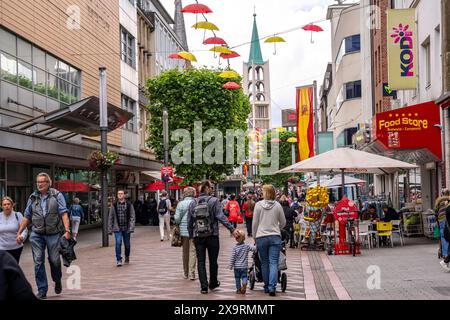 Die Innenstadt von Gelsenkirchen, Bahnhofstraße, Einkaufsstraße, Fußgängerzone, Geschäfte, Turm der Evangelischen Altstadtkirche, NRW, Deutschland, ville Gelsenkirchen *** le centre-ville de Gelsenkirchen, Bahnhofstraße, zone piétonne, rue commerçante, magasins, tour de l'église protestante de la vieille ville, NRW, Allemagne, ville Gelsenkirchen Banque D'Images