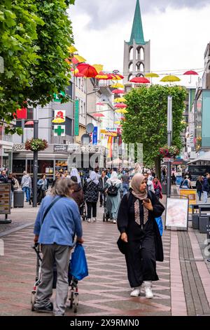 Die Innenstadt von Gelsenkirchen, Bahnhofstraße, Einkaufsstraße, Fußgängerzone, Geschäfte, Turm der Evangelischen Altstadtkirche, NRW, Deutschland, ville Gelsenkirchen *** le centre-ville de Gelsenkirchen, Bahnhofstraße, zone piétonne, rue commerçante, magasins, tour de l'église protestante de la vieille ville, NRW, Allemagne, ville Gelsenkirchen Banque D'Images