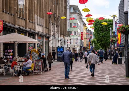 Die Innenstadt von Gelsenkirchen, Bahnhofstraße, Einkaufsstraße, Fußgängerzone, Geschäfte, Turm der Evangelischen Altstadtkirche, NRW, Deutschland, ville Gelsenkirchen *** le centre-ville de Gelsenkirchen, Bahnhofstraße, zone piétonne, rue commerçante, magasins, tour de l'église protestante de la vieille ville, NRW, Allemagne, ville Gelsenkirchen Banque D'Images