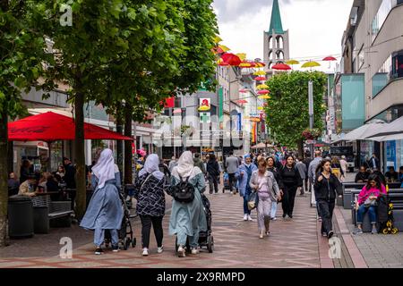 Die Innenstadt von Gelsenkirchen, Bahnhofstraße, Einkaufsstraße, Fußgängerzone, Geschäfte, Turm der Evangelischen Altstadtkirche, NRW, Deutschland, ville Gelsenkirchen *** le centre-ville de Gelsenkirchen, Bahnhofstraße, zone piétonne, rue commerçante, magasins, tour de l'église protestante de la vieille ville, NRW, Allemagne, ville Gelsenkirchen Banque D'Images