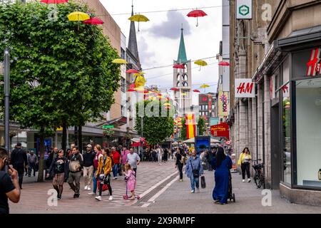 Die Innenstadt von Gelsenkirchen, Bahnhofstraße, Einkaufsstraße, Fußgängerzone, Geschäfte, Turm der Evangelischen Altstadtkirche, NRW, Deutschland, ville Gelsenkirchen *** le centre-ville de Gelsenkirchen, Bahnhofstraße, zone piétonne, rue commerçante, magasins, tour de l'église protestante de la vieille ville, NRW, Allemagne, ville Gelsenkirchen Banque D'Images