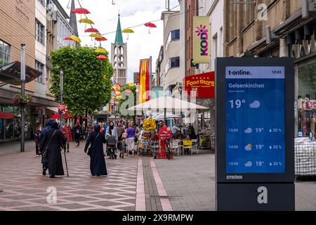 Die Innenstadt von Gelsenkirchen, Bahnhofstraße, Einkaufsstraße, Fußgängerzone, Geschäfte, Turm der Evangelischen Altstadtkirche, NRW, Deutschland, ville Gelsenkirchen *** le centre-ville de Gelsenkirchen, Bahnhofstraße, zone piétonne, rue commerçante, magasins, tour de l'église protestante de la vieille ville, NRW, Allemagne, ville Gelsenkirchen Banque D'Images