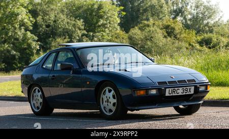 Stony Stratford, Royaume-Uni - 2 juin 2024 : 1981 Porsche 924 turbo voiture classique conduisant sur une route de campagne britannique Banque D'Images