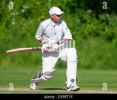 Londres, Royaume-Uni 2 juin 2024. Sadiq Kahn dans un match de cricket caritatif. Streatham et le Marlborough Cricket Club organisent un match de cricket de célébrités All-Star pour aider à recueillir des fonds pour leur projet de Pavillon sur leur terrain à Dulwich Common. Stephen Fry et Jim carter sont les arbitres du match et parmi les joueurs célèbres se trouvent Freddie Fox, Andy Zaltzman Wayne Gordon et Jenny Pacey. Crédit : MartinJPalmer/Alamy Live News Banque D'Images