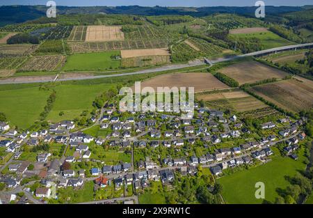 Vue aérienne, quartier résidentiel, vue sur le quartier Velmede entouré de prairies et de champs, plantations d'arbres sur l'autoroute A46, terres agricoles, Velm Banque D'Images