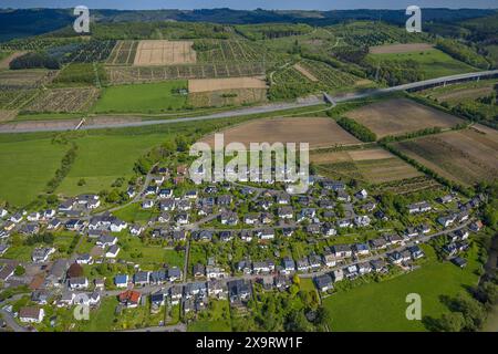 Vue aérienne, quartier résidentiel, vue sur le quartier Velmede entouré de prairies et de champs, plantations d'arbres sur l'autoroute A46, terres agricoles, Velm Banque D'Images