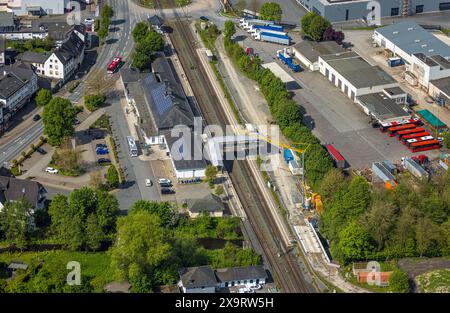 Vue aérienne, gare de Bestwig, Deutsche Bahn AG, chantier avec grue de chantier, passage couvert pour piétons, , Bestwig, Sauerland, Banque D'Images