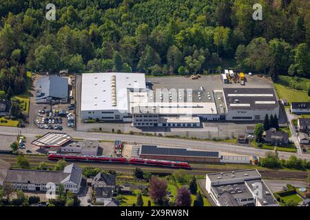 Vue aérienne, zone industrielle de Briloner Straße avec Ramspott GmbH et Vermeer Deutschland, garages XXL et station-service AVIA Mikus Nuttlar sur la R. Banque D'Images