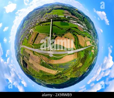 Vue aérienne, autoroute A46 jonction Bestwig avec vue sur Velmede, formes et couleurs, prairies et champs avec plantations d'arbres, globe, image fisheye, 360 Banque D'Images