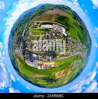 Vue aérienne, zone résidentielle, vue sur Bestwig, zone industrielle avec Howmet Aerospace Tital GmbH, zone forestière et plantations d'arbres, globe, fisheye ima Banque D'Images