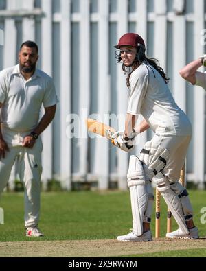 Londres, Royaume-Uni 2 juin 2024. Streatham et le Marlborough Cricket Club organisent un match de cricket de célébrités All-Star pour aider à recueillir des fonds pour leur projet de Pavillon sur leur terrain à Dulwich Common. Stephen Fry et Jim carter ont été les arbitres du match et parmi les joueurs célèbres se trouvaient Freddie Fox, Sadiq Khan, Andy Zaltzman Wayne Gordon et Jenny Pacey. Crédit : MartinJPalmer/Alamy Live News Banque D'Images