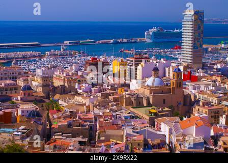 Vue sur le toit de la vieille ville d'Alicante City. Banque D'Images