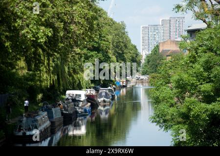 Péniches sur le Regents canal à Victoria Park, Bow, East London, Tower Hamlets, Londres, ROYAUME-UNI Banque D'Images