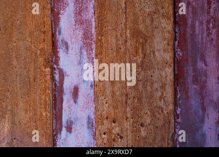 Texture du bois peint avec de la peinture, fond de rayures colorées Banque D'Images