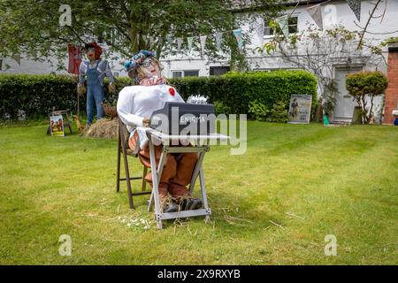 Daresbury Village, Cheshire, Royaume-Uni. 02 juin 2024. Joan Elisabeth Lowther Murray MBE (née Clarke) était une cryptanalyste et numismatique anglaise qui a travaillé comme brisateur de code travaillant à briser le code allemand Enigma, représenté par un épouvantail au Daresbury Village Scarecrow Festival pour commémorer le 80e anniversaire de d Day Credit : John Hopkins/Alamy Live News Banque D'Images