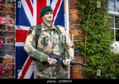 Daresbury Village, Cheshire, Royaume-Uni. 02 juin 2024. Le sergent R Hough avec le pistolet Tommy, un béret vert du Commando No 3 qui était à Sword Beach le jour J, représenté par un épouvantail au Daresbury Village Scarecrow Festival pour commémorer le 80e anniversaire du d-Day Credit : John Hopkins/Alamy Live News Banque D'Images