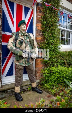 Daresbury Village, Cheshire, Royaume-Uni. 02 juin 2024. Le sergent R Hough avec le pistolet Tommy, un béret vert du Commando No 3 qui était à Sword Beach le jour J, représenté par un épouvantail au Daresbury Village Scarecrow Festival pour commémorer le 80e anniversaire du d-Day Credit : John Hopkins/Alamy Live News Banque D'Images