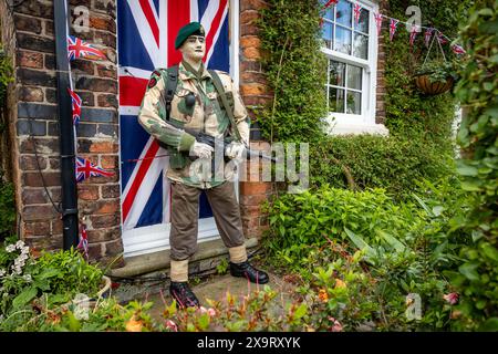 Daresbury Village, Cheshire, Royaume-Uni. 02 juin 2024. Le sergent R Hough avec le pistolet Tommy, un béret vert du Commando No 3 qui était à Sword Beach le jour J, représenté par un épouvantail au Daresbury Village Scarecrow Festival pour commémorer le 80e anniversaire du d-Day Credit : John Hopkins/Alamy Live News Banque D'Images