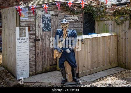 Daresbury Village, Cheshire, Royaume-Uni. 02 juin 2024. Certaines personnes n'ont pas été en mesure de se joindre à la guerre et de se battre dans la guerre, comme M. Williams qui était myope. Ils ont aidé en créant le Front intérieur. Ici Air Warden Williams est représenté par un épouvantail au Daresbury Village Scarecrow Festival pour commémorer le 80e anniversaire de d-Day Credit : John Hopkins/Alamy Live News Banque D'Images