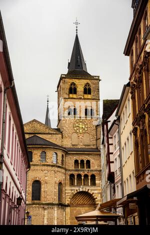 Haute cathédrale Saint-Pierre de Trèves en Allemagne. Banque D'Images