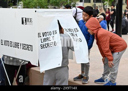 Tijuana, basse Californie, Mexique. 2 juin 2024. Les mexicaines ont voté, certaines avec leurs enfants au Centre culturel de Tijuana lors des élections générales du Mexique à Tijuana, basse-Californie, Mexique, le dimanche 2 juin 2024. Les Mexicains se sont rendus aux urnes pour élire la première femme présidente des trois candidats en lice, les deux premières candidates étant des femmes, Claudia Sheinbaum du parti au pouvoir Morena et Xochitl Galvez de la coalition de l'opposition. les deux femmes visent à marquer l’histoire dans un pays où la violence sexiste et l’inégalité sont la norme. (Crédit image : © Carlos A. Moreno/ZUMA Banque D'Images