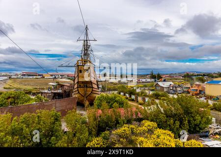 Punta Arenas ville au Chili, Patagonie. Navires dans le port maritime ancien, ancien et moderne navire dans le musée maritime ouvert Nao Victoria Museum Banque D'Images