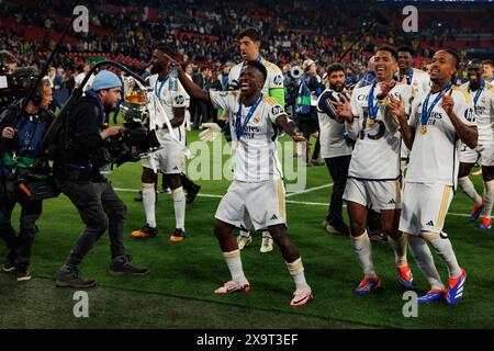 Les joueurs du Real Madrid célèbrent la finale de la Ligue des Champions 2024 entre le Borussia Dortmund et le Real Madrid (Maciej Rogowski) Banque D'Images