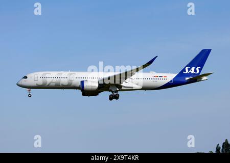 Copenhague, Danemark. 21 mai 2024. Un Airbus 350-900 de Scandinavian Airlines (SAS) atterrissant à l'aéroport de Copenhague Kastrup. Les quatre SAS A350-900 opèrent sur des vols long-courriers. Cet avion transporte 300 passagers dans une configuration de trois classes (crédit image : © Fabrizio Gandolfo/SOPA images via ZUMA Press Wire) USAGE ÉDITORIAL SEULEMENT! Non destiné à UN USAGE commercial ! Banque D'Images