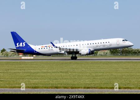 Copenhague, Danemark. 21 mai 2024. Un SAS Link Embraer 190 atterrissant à l'aéroport de Copenhague Kastrup. SAS Link est une compagnie aérienne basée à Copenhague et Bergen qui a commencé ses activités en 2022 et exploite actuellement une flotte de 10 Embraer 190. (Crédit image : © Fabrizio Gandolfo/SOPA images via ZUMA Press Wire) USAGE ÉDITORIAL SEULEMENT! Non destiné à UN USAGE commercial ! Banque D'Images