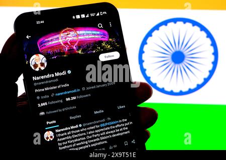 Dans cette illustration photo, le compte Twitter(X) de Narendra Modi vu affiché sur un smartphone avec le drapeau national indien en arrière-plan. Banque D'Images