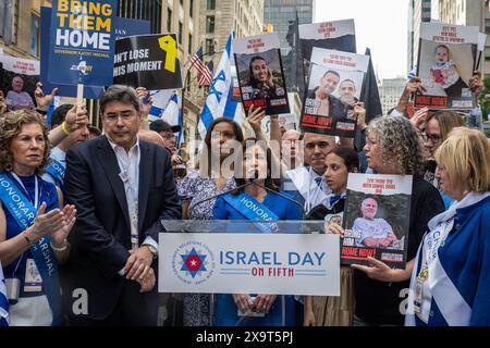 New York, États-Unis. 02 juin 2024. La gouverneure Kathy Hochul s’adresse à la foule avant le début de la Journée d’Israël lors de la cinquième parade à New York, New York, le 2 juin 2024. (Photo de Gabriele Holtermann/Sipa USA) crédit : Sipa USA/Alamy Live News Banque D'Images