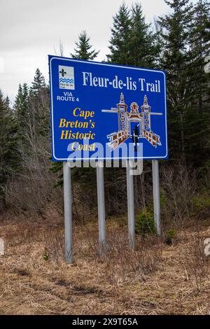 Panneau de sentier fleur-de-lis sur NS 104 à Aulds Cove, Nouvelle-Écosse, Canada Banque D'Images