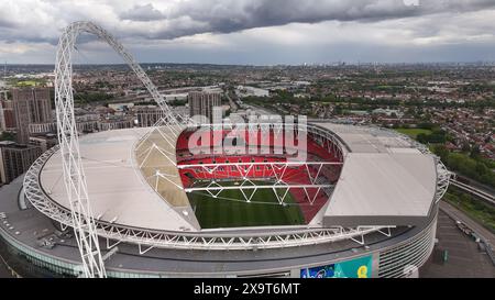 Vue aérienne spectaculaire sur le stade de Wembley Londres d'en haut - le célèbre stade de football - LONDRES, ROYAUME-UNI - 27 MAI 2024 Banque D'Images