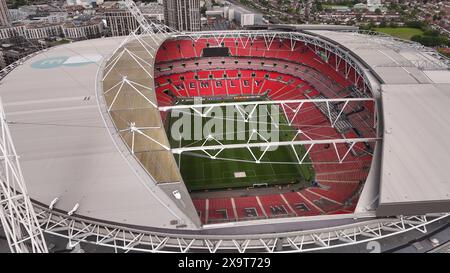 Vue aérienne spectaculaire sur le stade de Wembley Londres d'en haut - le célèbre stade de football - LONDRES, ROYAUME-UNI - 27 MAI 2024 Banque D'Images