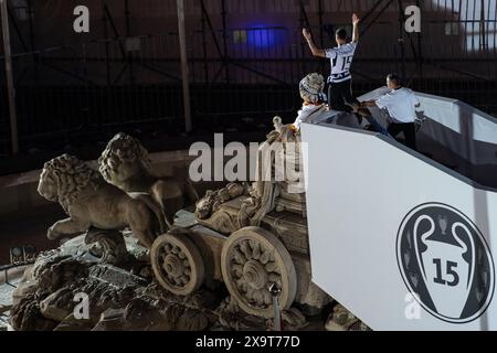 Madrid, Espagne. 02 juin 2024. Joueurs du Real Madrid Nacho Fernandez célébrant sur la place Cibeles lors du Real Madrid UEFA Champions League Trophy Parade. Le Real Madrid remporte sa 15e Coupe de la Ligue des Champions après avoir battu le Borussia Dortmund 2-0 en finale de la Ligue des Champions au stade de Wembley à Londres. Crédit : Marcos del Mazo/Alamy Live News Banque D'Images