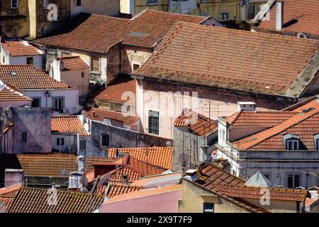 vue pittoresque d'en haut des maisons et des toits dans les ruelles sinueuses et anciennes de l'alfama à lisbonne Banque D'Images