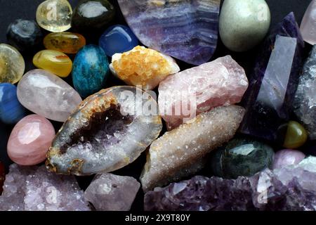 Fond fait de belles pierres semi-précieuses de couleur naturelle. Gros plan sur l'améthyste, le quartz rose et les cristaux de fluorite. Banque D'Images