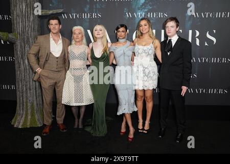 NY. 02 juin 2024. Alistair Brammer, Olwen Fouéré, Dakota Fanning, Ishana Night Shyamalan, Georgina Campbell, Oliver Finnegan aux arrivées pour la première mondiale DES WATCHERS, AMC Lincoln Square 13, New York, NY, le 2 juin 2024. Crédit : Kristin Callahan/Everett Collection/Alamy Live News Banque D'Images