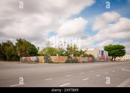 Opa Locka Miami, FL, États-Unis - 1er juin 2024 : Bienvenue au panneau de clôture Opa Locks sur Aladdin St et Ali Baba Ave Banque D'Images