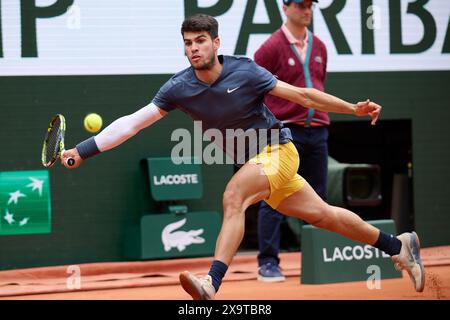 Paris, France. 2 juin 2024. Carlos Alcaraz fait son retour lors du match de quatrième ronde masculin entre Carlos Alcaraz, d’Espagne, et Felix Auger-Aliassime, du Canada, à l’Open de France de tennis à Roland Garros, à Paris, en France, le 2 juin 2024. Crédit : Meng Dingbo/Xinhua/Alamy Live News Banque D'Images