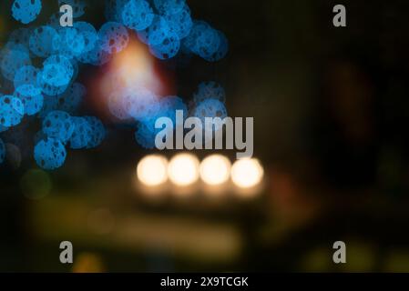 Réflexion floue de cercles de flou dans une fenêtre de nuit. Belle photo bokeh Banque D'Images