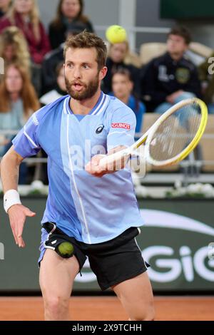 Paris, France. 2 juin 2024. Corentin Moutet fait son retour lors du match de quatrième ronde masculin entre Jannik Sinner, d'Italie, et Corentin Moutet, de France, lors de l'Open de France de tennis à Roland Garros, à Paris, le 2 juin 2024. Crédit : Meng Dingbo/Xinhua/Alamy Live News Banque D'Images
