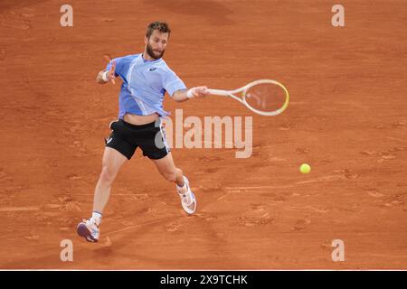 Paris, France. 2 juin 2024. Corentin Moutet fait son retour lors du match de quatrième ronde masculin entre Jannik Sinner, d'Italie, et Corentin Moutet, de France, lors de l'Open de France de tennis à Roland Garros, à Paris, le 2 juin 2024. Crédit : Meng Dingbo/Xinhua/Alamy Live News Banque D'Images