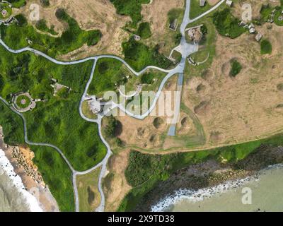 Vue aérienne des bunkers et des cratères de bombes à la pointe du hoc, France Banque D'Images