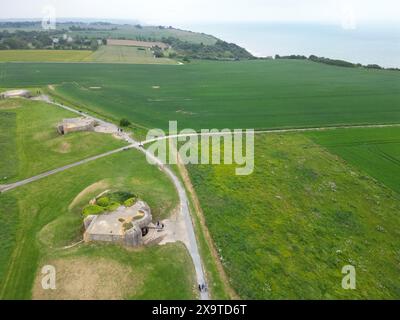 Vue aérienne des bunkers de la seconde guerre mondiale près d'Arromanches-les-bains, France Banque D'Images